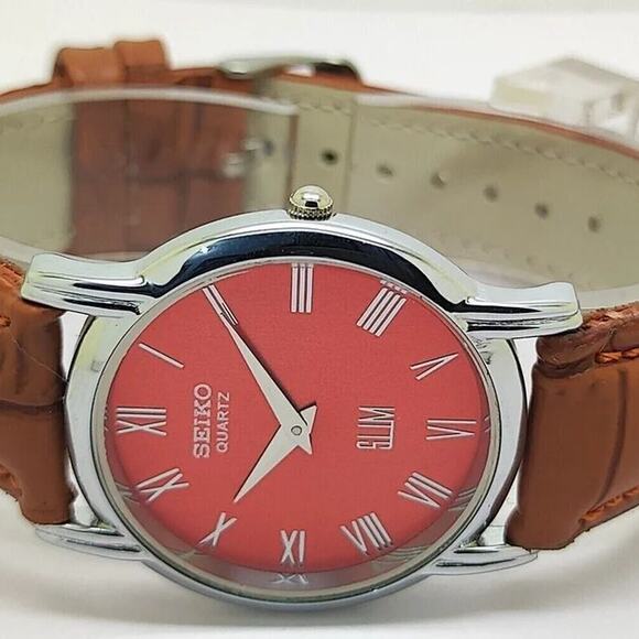 Vintage Style Seiko Quartz Mens Silver Watch & Red accents W/Leather Strap - Picture 3 of 5